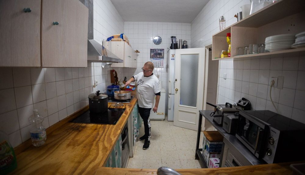 Eduardo muestra las instalaciones de la casa.