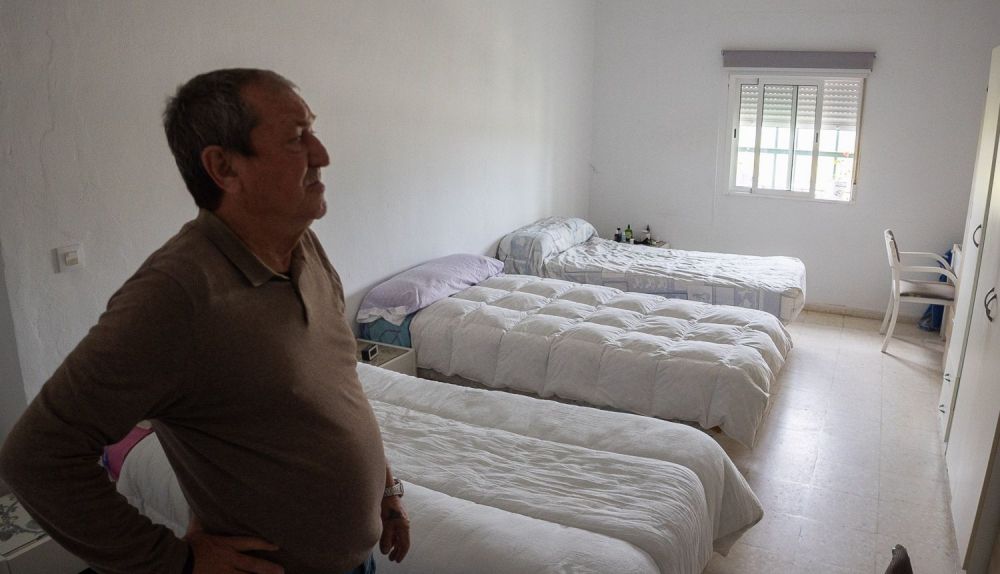 Daniel, en una de las habitaciones de la casa ubicada en Las Veguetas.