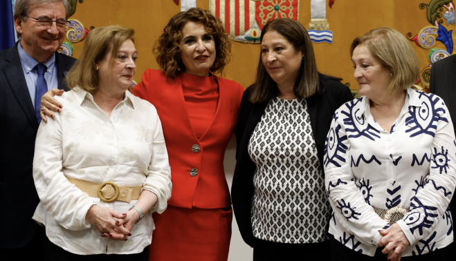 María Jesús Montero, junto a las hermanas de García Caparrós.   FOTO: EFE
