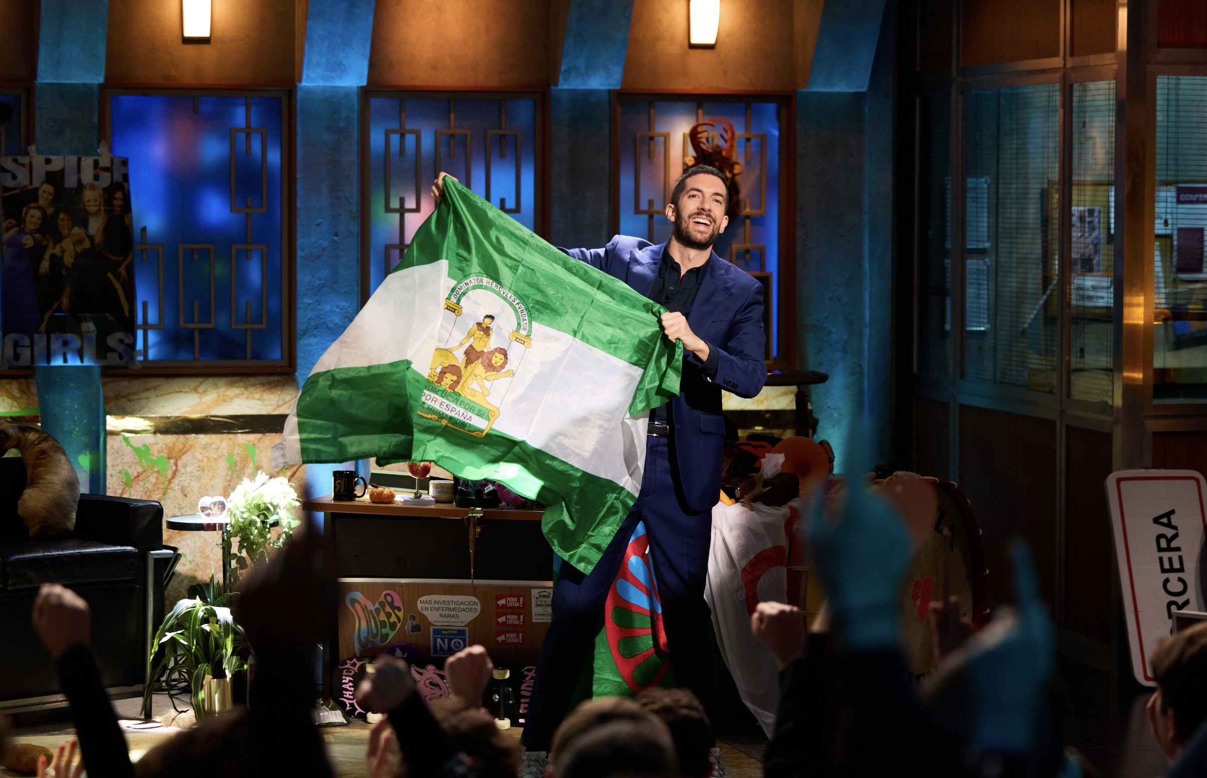 David Broncano, con la bandera de Andalucía.   FOTO: RTVE