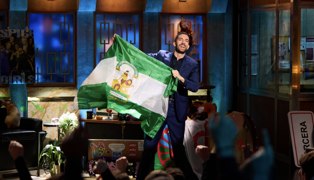 David Broncano, con la bandera de Andalucía.   FOTO: RTVE