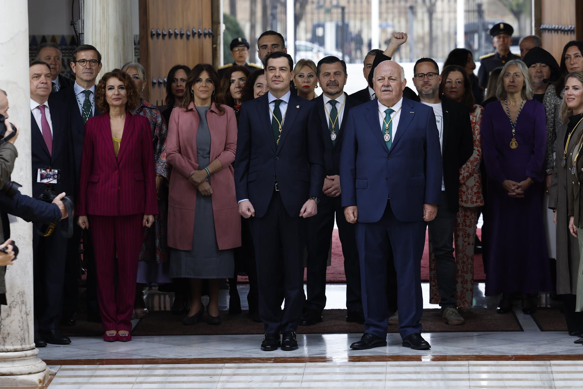 El presidente de la Junta de Andalucía, Juanma Moreno (c), junto al presidente de la Cámara, Jesús Aguirre (d), la vicepresidenta primera del Gobierno, María Jesús Montero (2i), y el ministro de Agricultura, Luis Planas (i), entre otros, a su llegada al Parlamento autonómico que celebra el pleno institucional con motivo del Día de Andalucía este viernes en Sevilla.