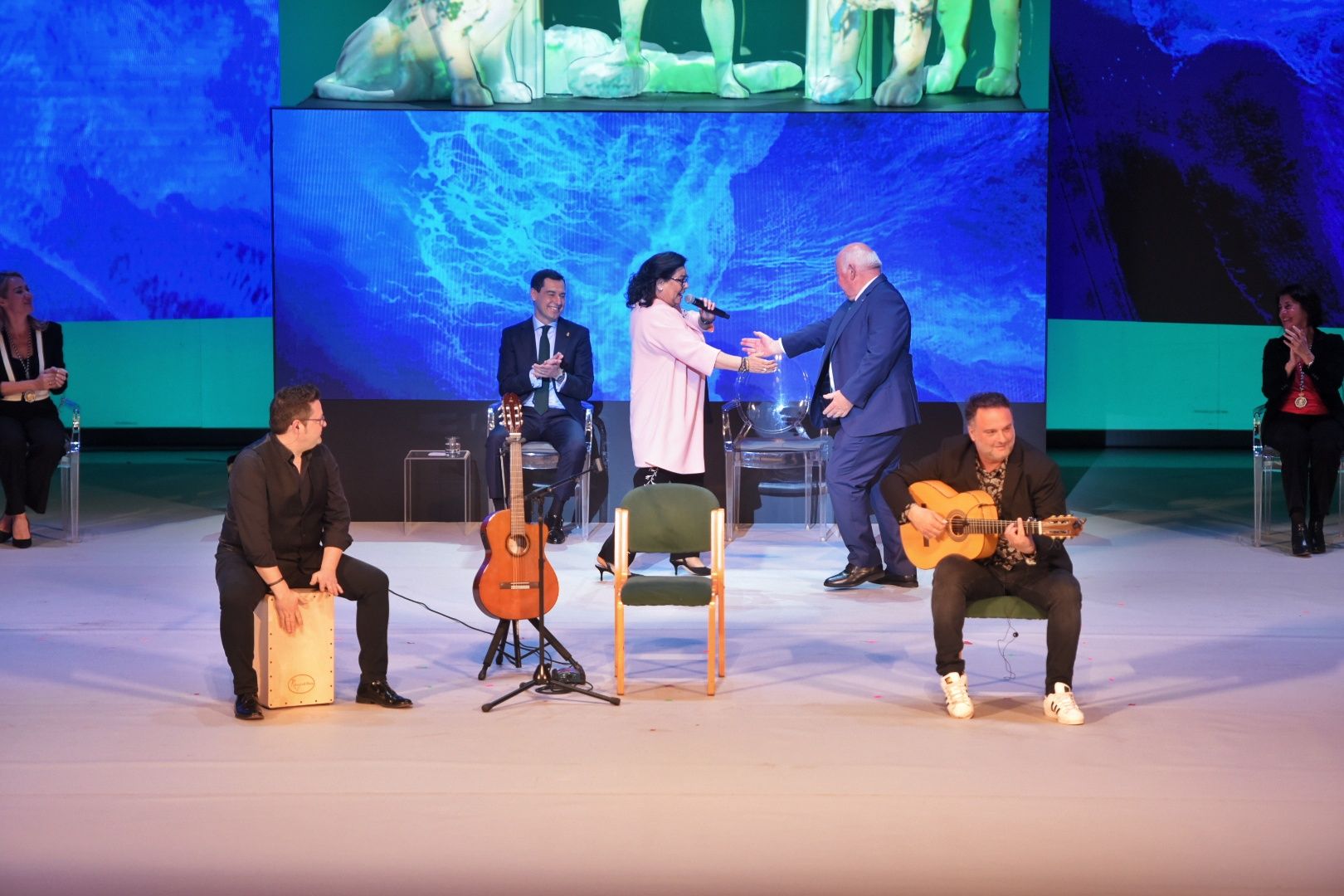 María del Monte y Jesús Aguirre, bailando por sevillanas en el acto del 28-F con motivo de la entrega de las Medallas de Andalucía. María del Monte y Jesús Aguirre, bailando por sevillanas en el acto del 28-F con motivo de la entrega de las Medallas de Andalucía.