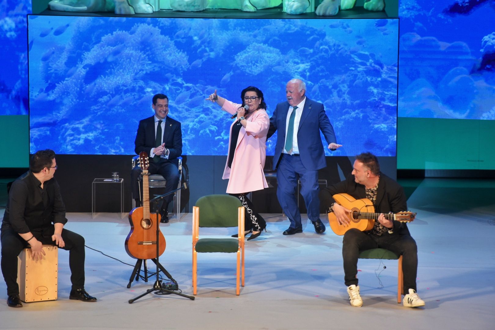 Otra imagen del momentazo entre la cantante y el presidente del Parlamento andaluz.