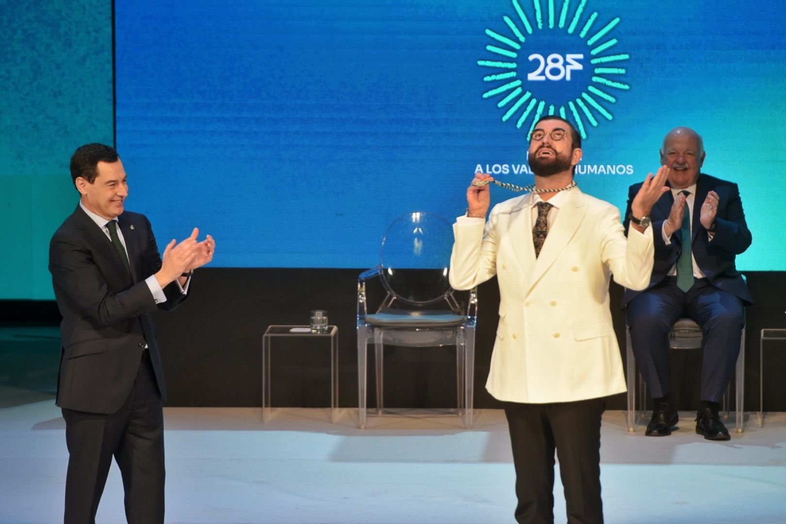 Manu Sánchez, junto a Juan Manuel Moreno, recibiendo la Medalla de los Valores Humanos de Andalucía.
