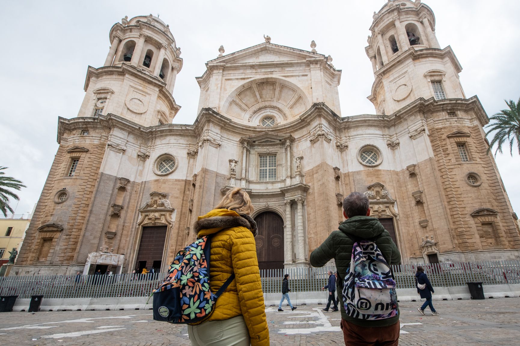 Los primeros visitantes al Carnaval 2025, en el Día de Andalucía ante la Catedral vallada. Los primeros visitantes al Carnaval 2025, en el Día de Andalucía ante la Catedral vallada.