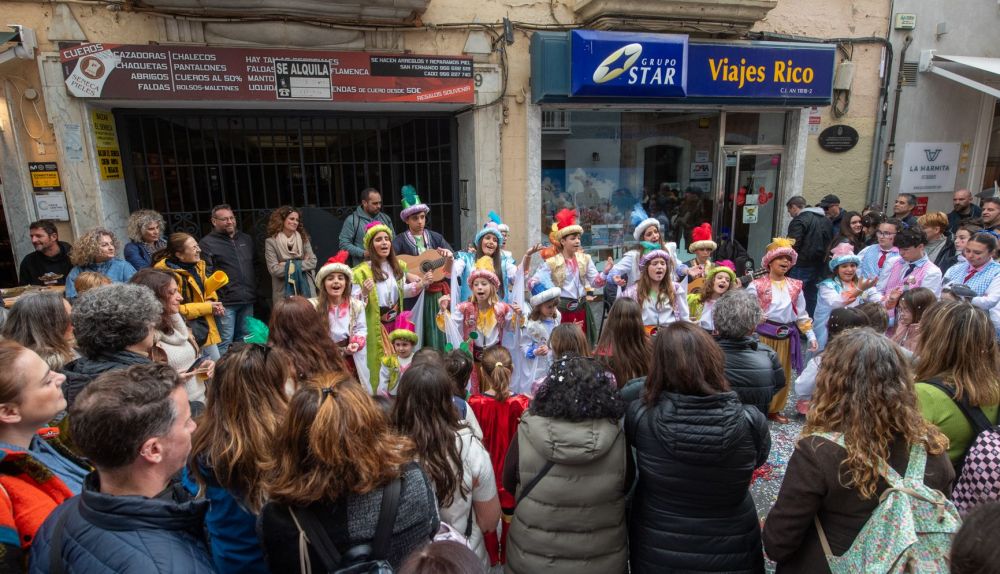 Las primeras chirigotas callejeras, este viernes festivo en las calles de Cádiz.  REYNA