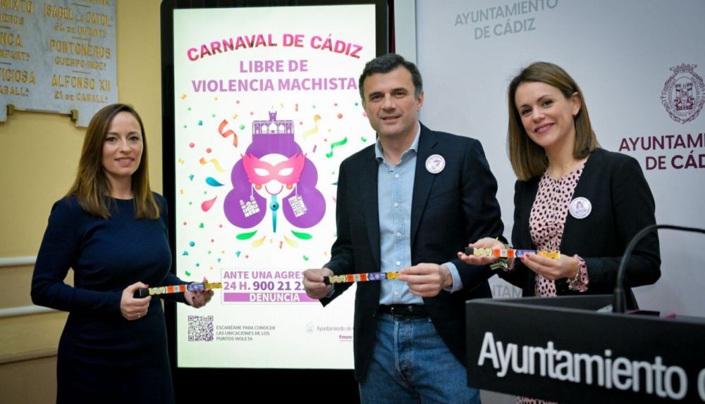 El alcalde, con las concejalas de Fiestas e Igualdad, muestran las pulseras contra la sumisión química.
