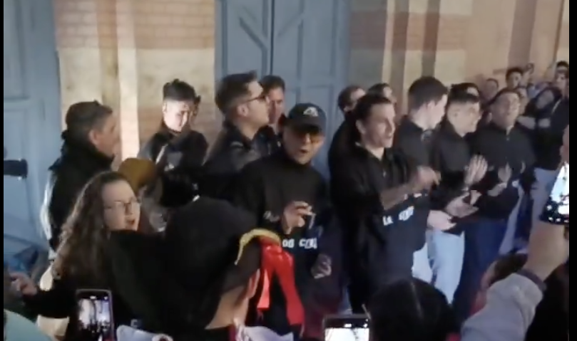 'Los calaítas' cantando en la puerta del Falla. 'Los calaítas' cantando en la puerta del Falla.