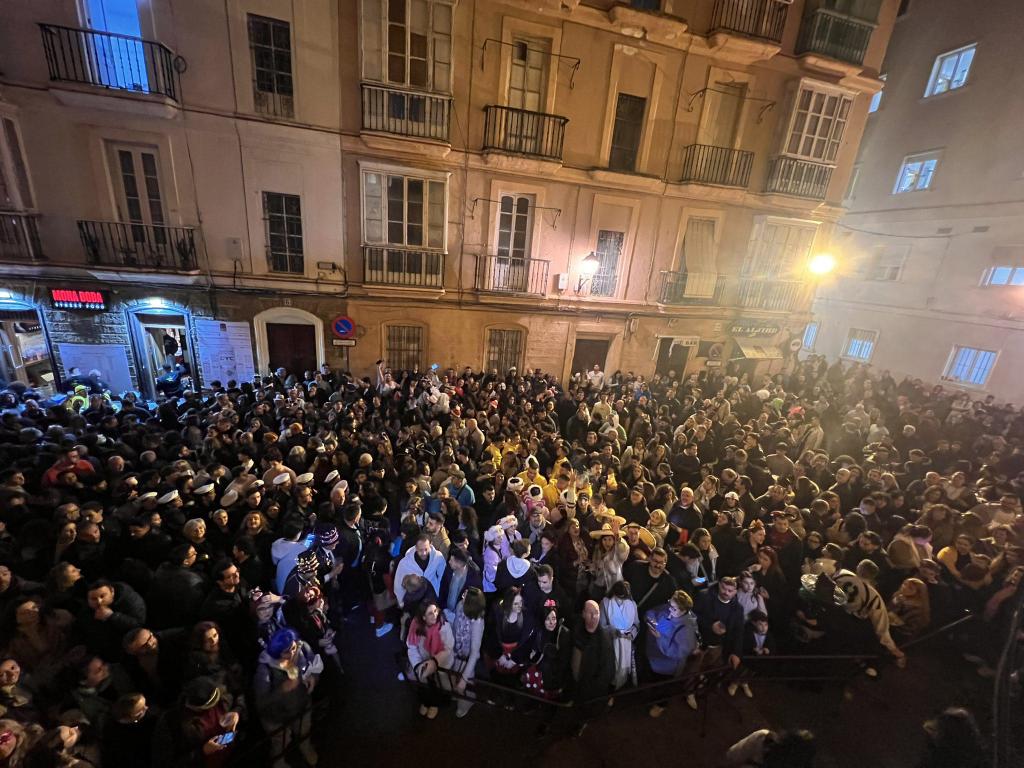 Botellón en las puertas del Falla durante la final del COAC.