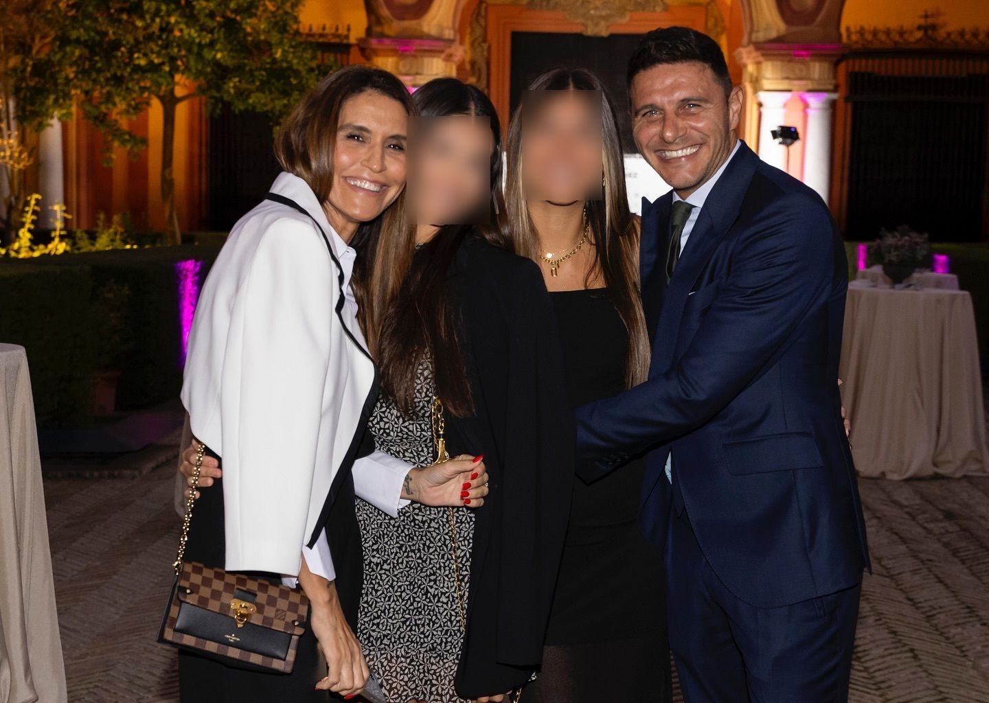 Joaquín Sánchez, con su mujer Susana Saborido y sus hijas.