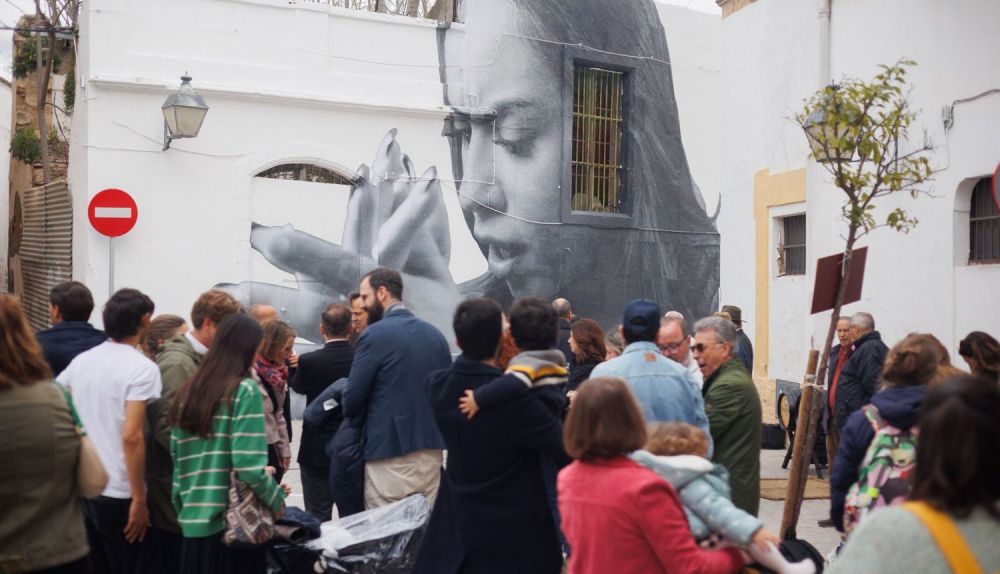 El arte flamenco cobra vida en las calles de Jerez con el fotomural de María Terremoto