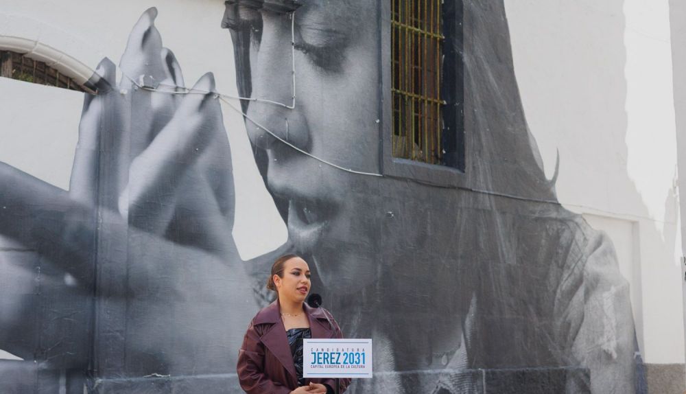 El arte flamenco cobra vida en las calles de Jerez con el fotomural de María Terremoto