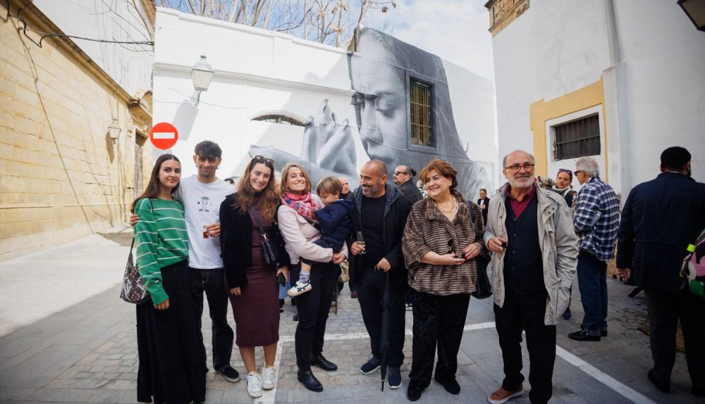 El arte flamenco cobra vida en las calles de Jerez con el fotomural de María Terremoto