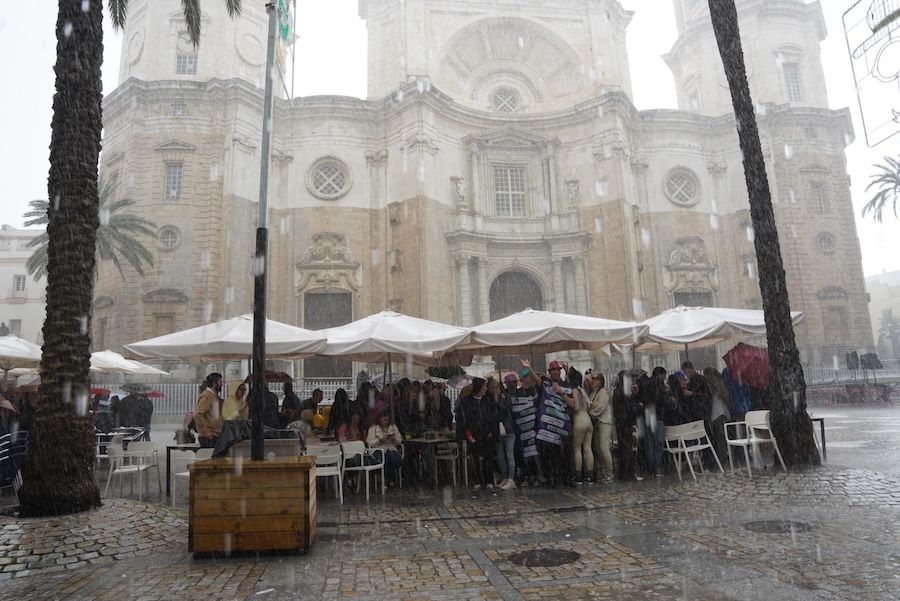 Lluvias el pasado domingo de carnaval en Cádiz capital, durante un fuerte aguacero.