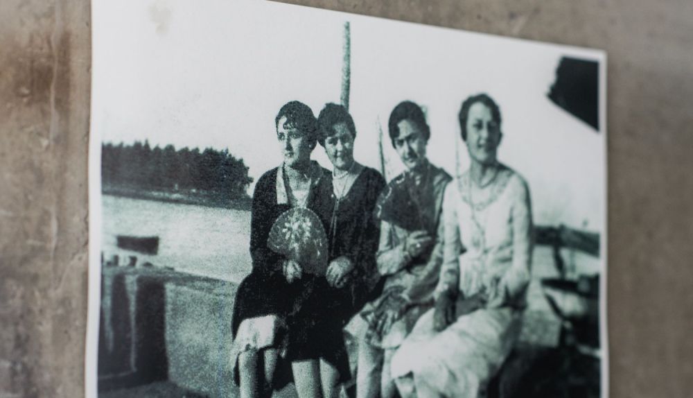 Doña Pepita, la primera por la izquierda, en una foto que se conserva en el restaurante.