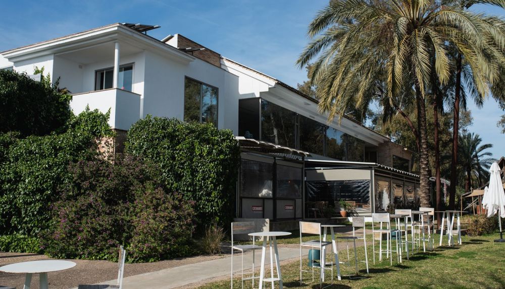 El restaurante El Esturión, de grupo hostelero Lantana, conserva la volumetría del edificio tal y como lo presentaba la antigua fábrica de caviar que cerró en 1970.