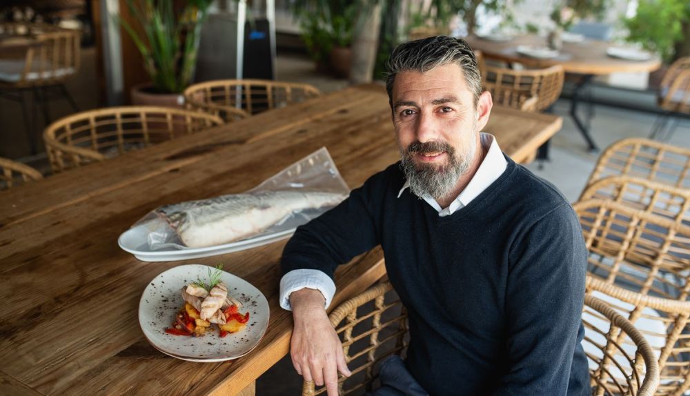 Fran Fernández, responsable del restaurante El Esturión, posa con un plato de lomos de esturión.