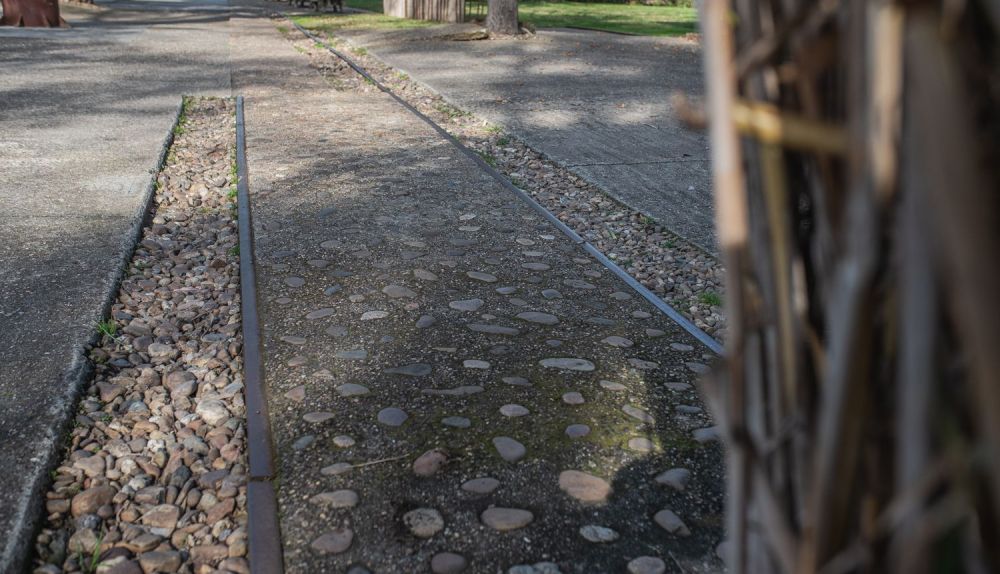 Detalle de los carriles del antiguo tranvía que llegaba desde Sevilla hasta Coria, conservados dentro del restaurante.