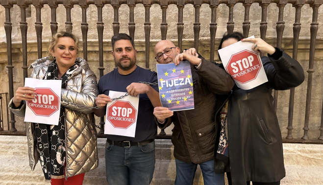 Docentes interinos, 'encadenados' en los exteriores de la Catedral de Sevilla.