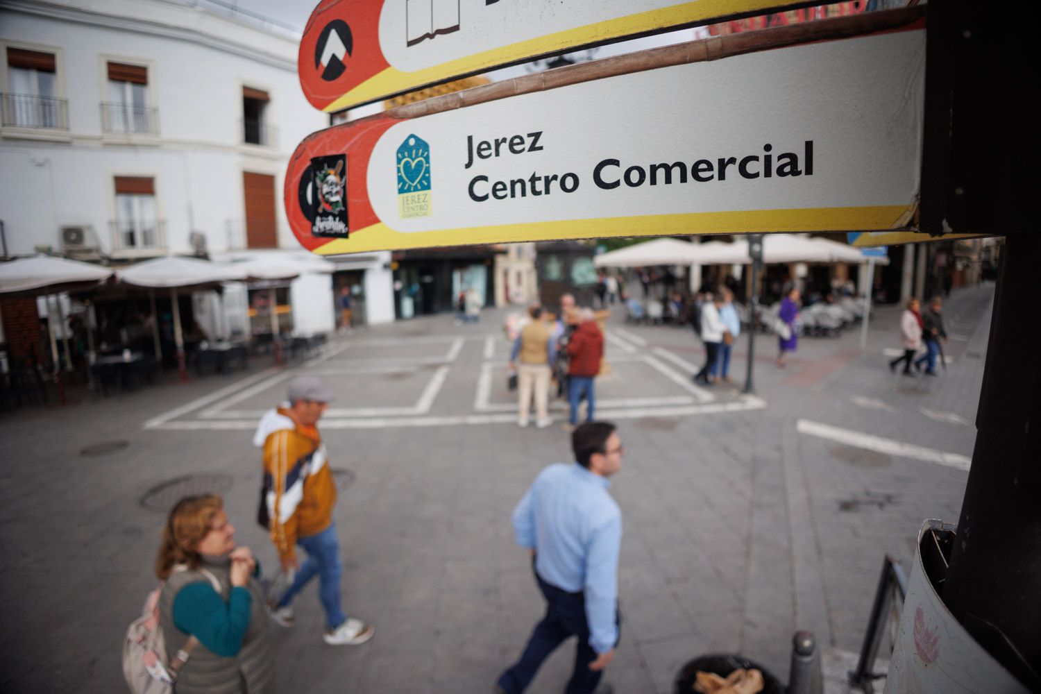 Un cartel en Jerez indicando el centro comercial. El Ayuntamiento ha mandado un aviso a diferentes grandes superficies.