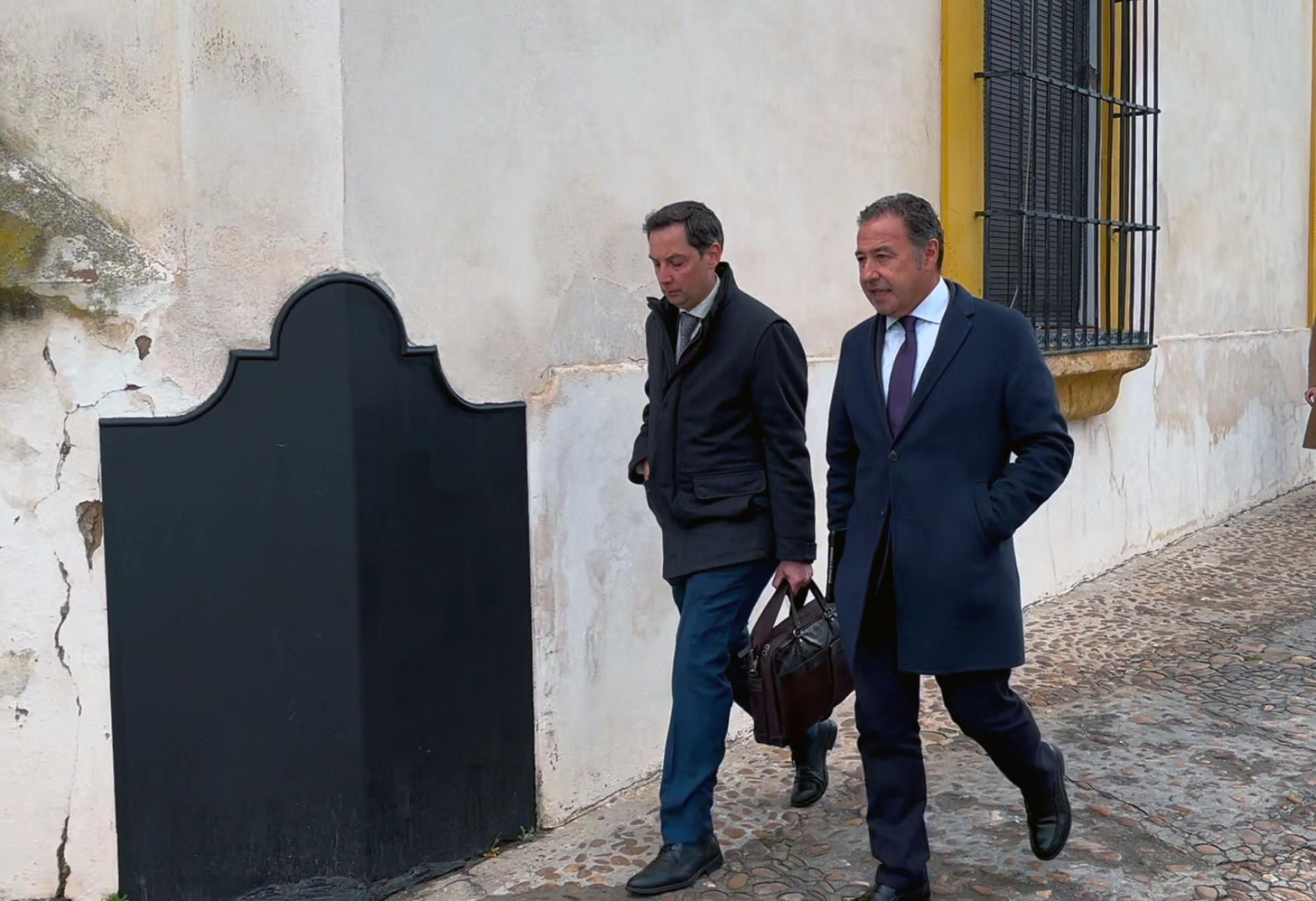 Ricardo Sánchez, delegado de la Junta en Sevilla, en su llegada a los juzgados de Carmona.