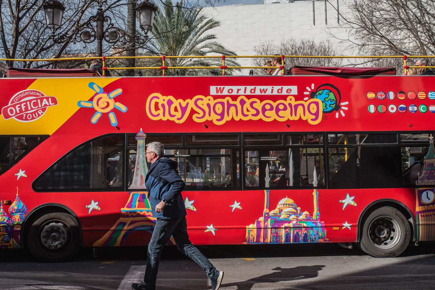 Un autobús turístico en Sevilla.