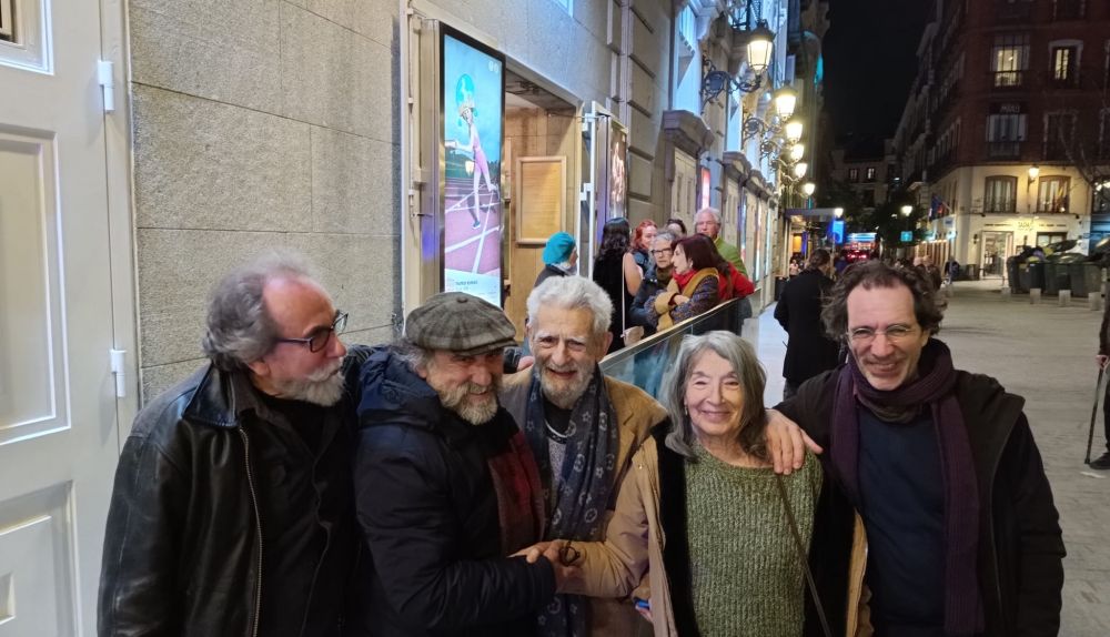 Miembros de La Zaranda junto a Juan Margallo y su esposa, Petra Martínez.