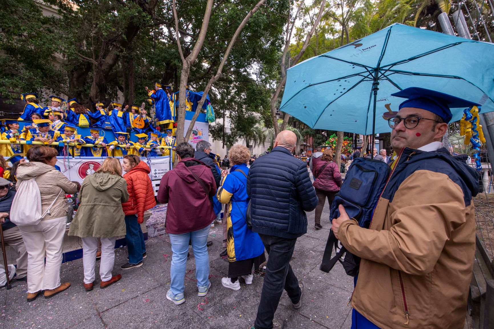 Un hombre en el Carnaval de Cádiz, con un paraguas al paso de un coro, el pasado fin de semana.