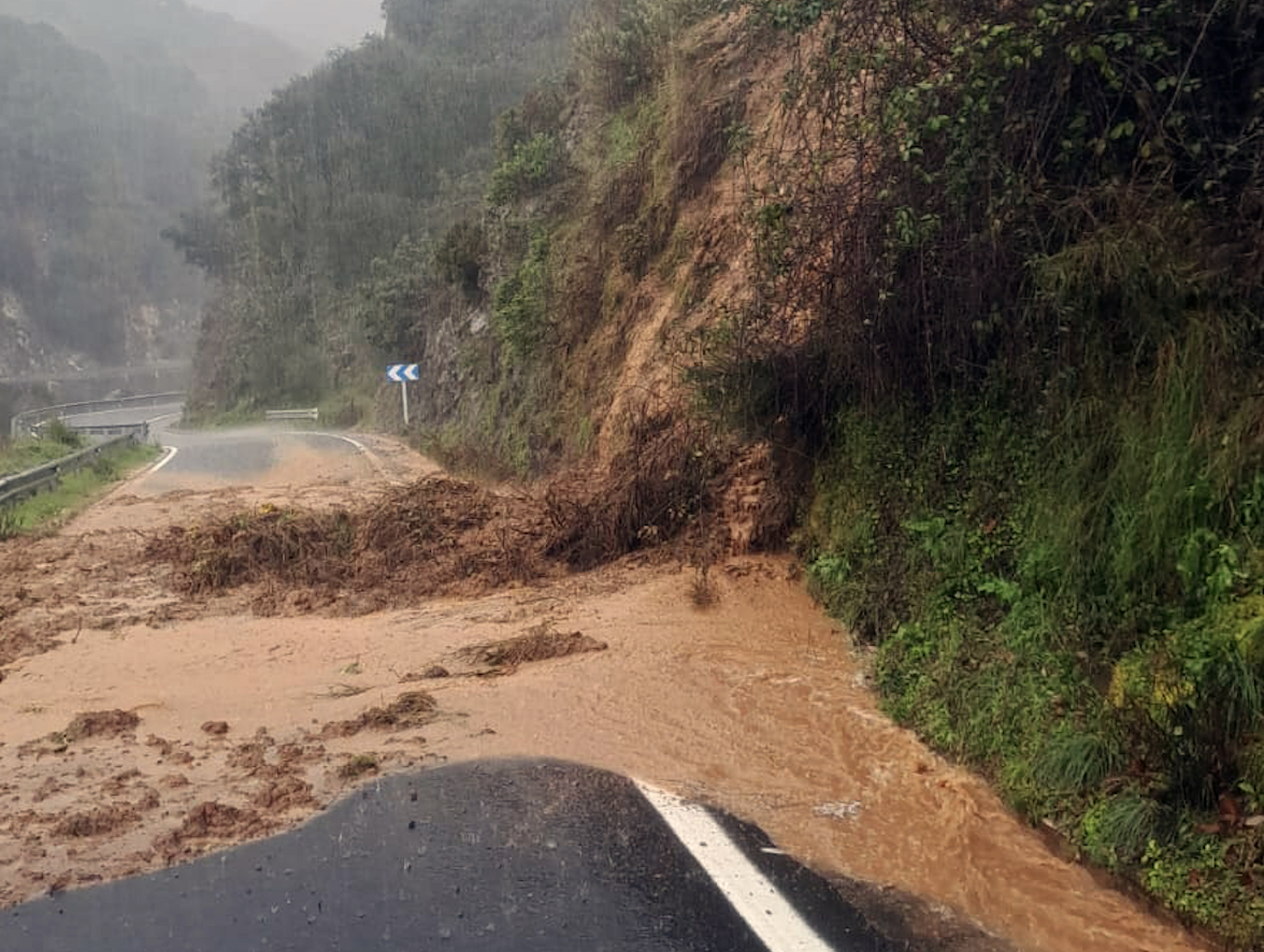 Estado de las carreteras tras un desprendimiento en la provincia de Málaga.