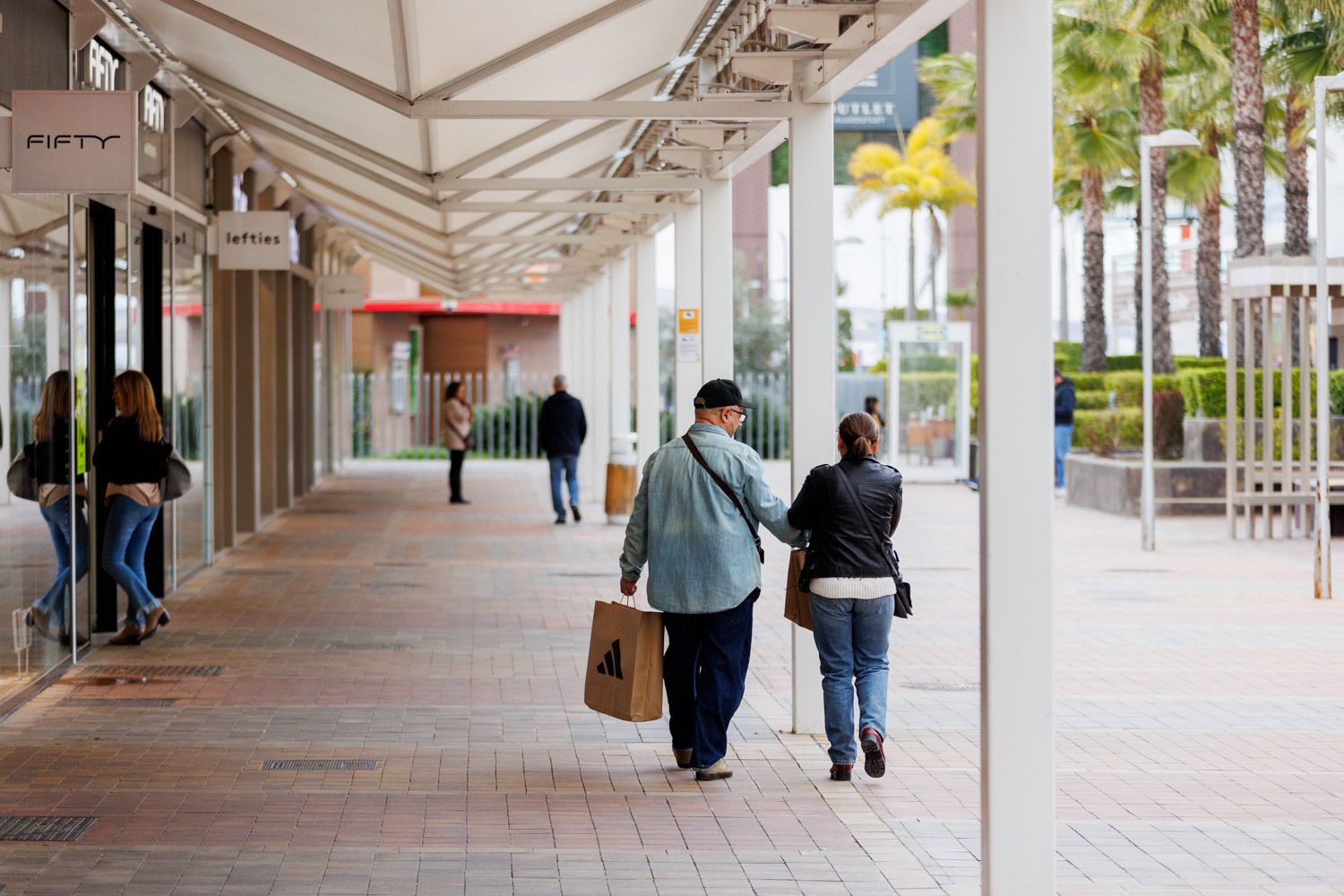 Clientes en el centro comercial Luz Shopping de Jerez.