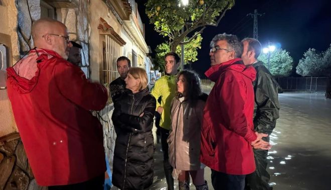 María José García-Pelayo y parte de su equipo de gobierno, junto al alcalde de Nueva Jarilla.