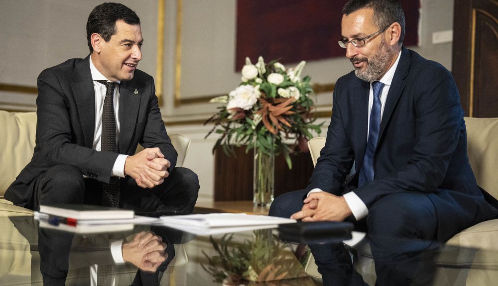 Juanma Moreno y Juan Franco, durate un encuentro oficial en el palacio de San Telmo.