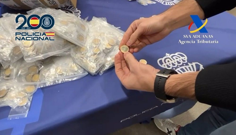 Monedas falsas distribuidas.