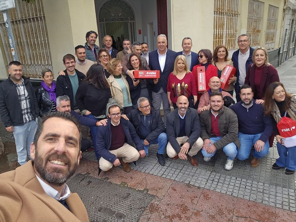 Ruiz Boix exhibe apoyos, especialmente de Jerez, al registrar avales para las primarias del PSOE de Cádiz.