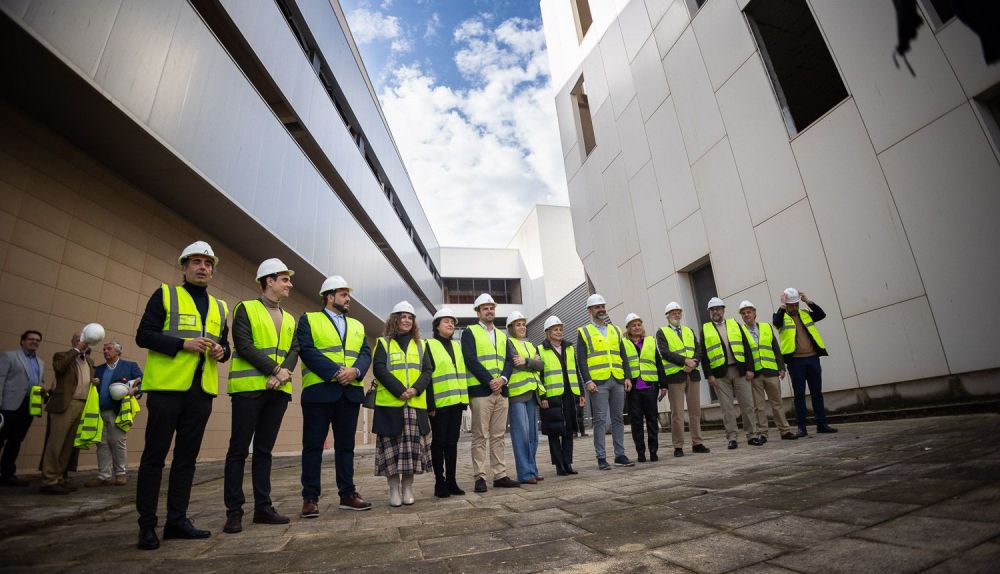 Las autoridades posan en el edificio.