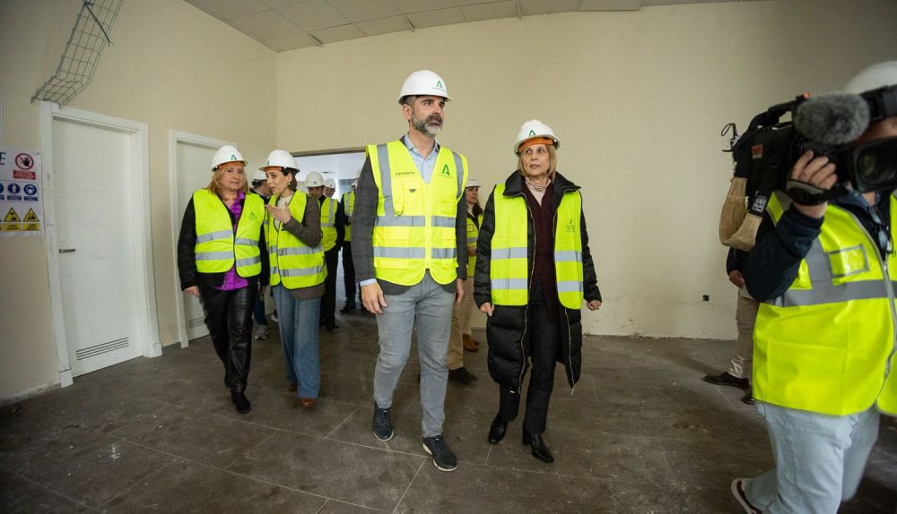 El consejero de Agricultura comprueba los trabajos.