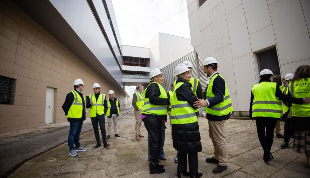 Las autoridades visitan las obras del nuevo laboratorio.