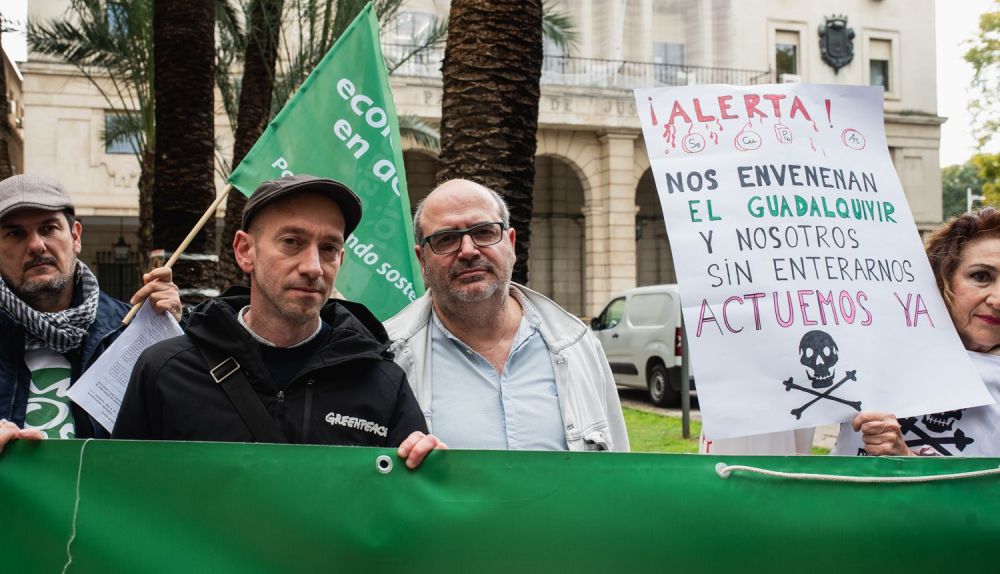 SEVILLA AZNALCOLLAR GUADALQUIVIR VERTIDOS ECOLOGISTAS GREENPEACE 