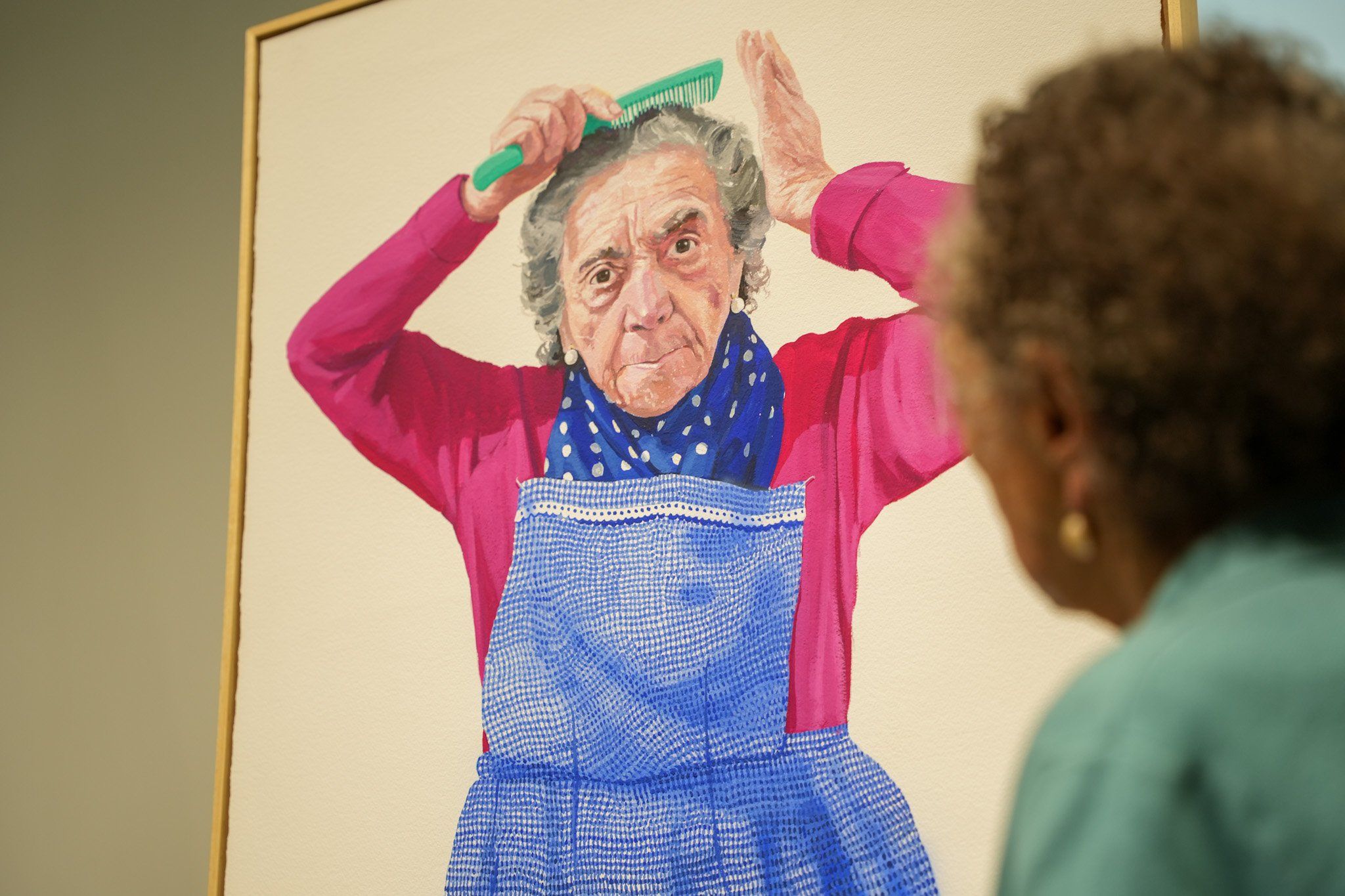 Rosa contempla la obra que protagoniza.