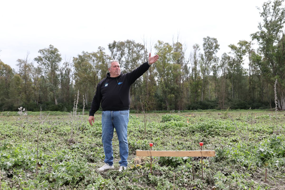Miguel Padilla, portavoz de la plataforma Stop al crematorio de Estella, en los terrenos donde se construirá.
