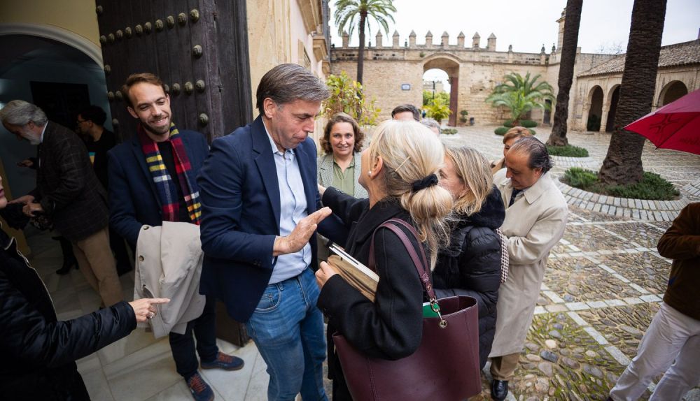 Patricia del Pozo saluda a Cristóbal Ortega.