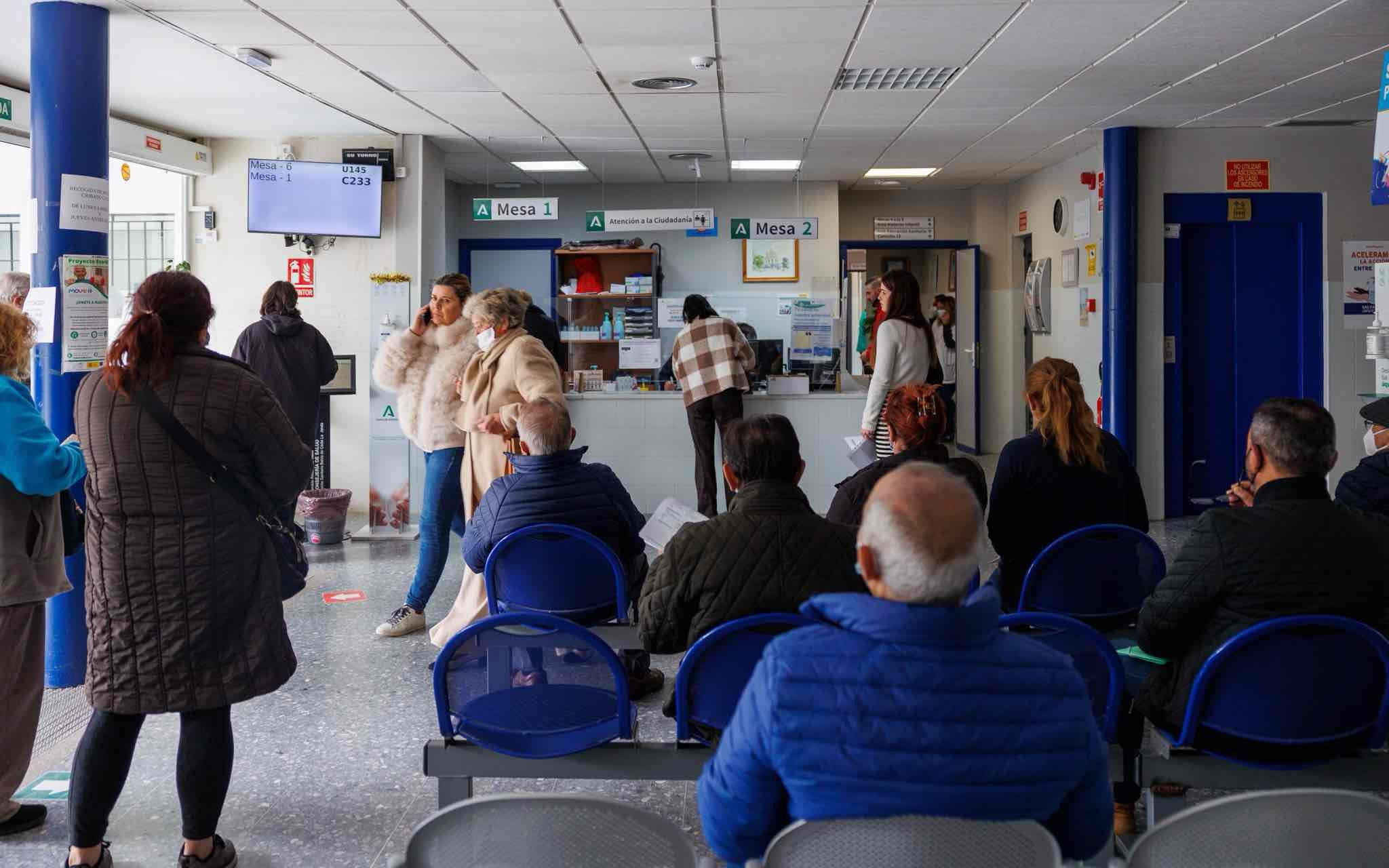 Usuarios de un centro de salud de Jerez, en una imagen de archivo.