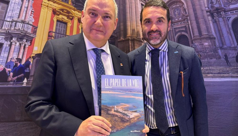 El ministro Jordi Hereu, con 'El Papel de La Voz' edición especial ITB, junto a Jacobo Florido, concejal de Turismo de Málaga.