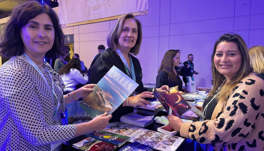 Lucia Chorda y Lucía Jiménez, de la oficina turismo de Chiclana, junto a María del Carmen Pérez, de turismo de Conil.