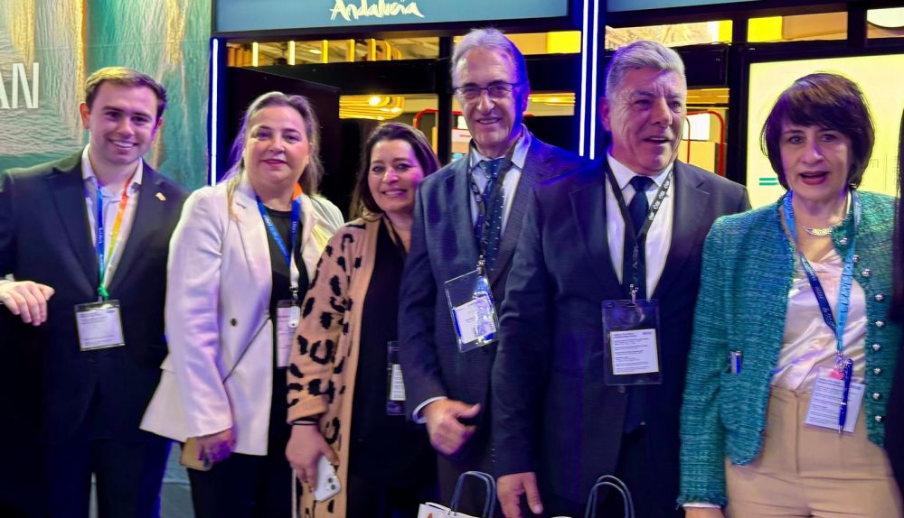 Alfonso Valdivia, concejal de turismo de San Roque; Blanca Ruiz, de turismo de La Línea; Lucia Jiménez, de Tarifa; José Antonio Santos, alcalde de Tarifa; Ignacio Trujillo, de Tarifa; e Inma Escuadra, de La Línea