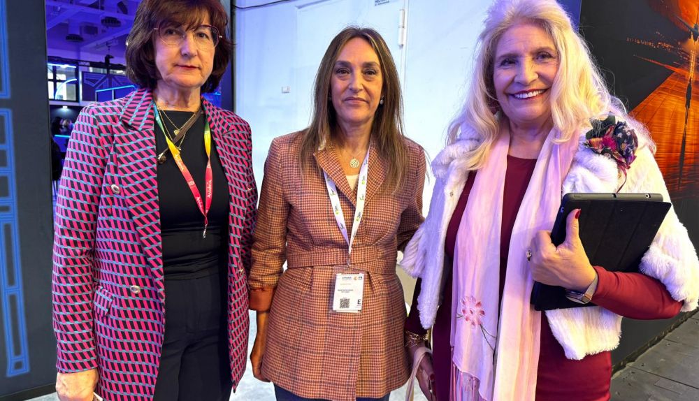 Ana María García, presidenta de Aesva en Andalucía; Rocío Reche, de promoción del turismo de Diputación de Jaén; y Pepa Díaz, presidenta de la AETC  de la SKAL y directora del Hotel Las Cortes de Cádiz.