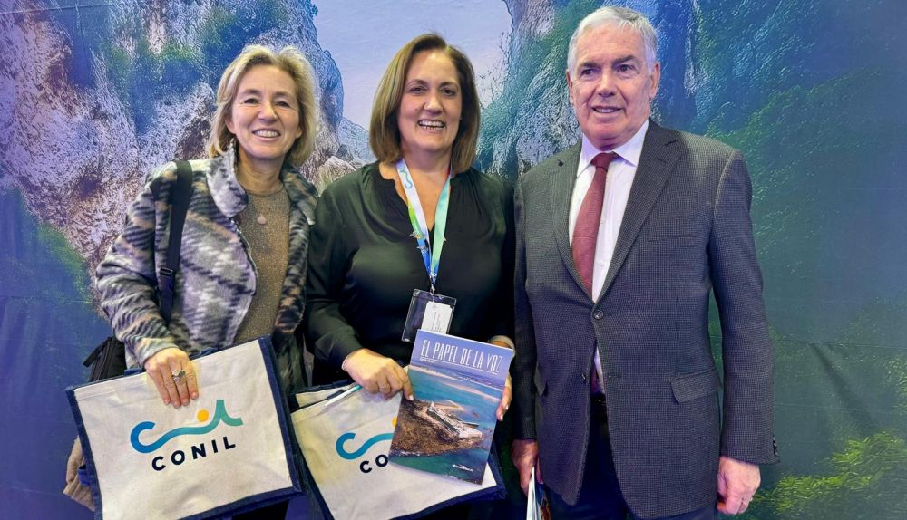 Nuria Swinnen, de Relaciones Institucionales del Hotel Garbi de Conil, con María del Carmen Pérez, de promoción de Conil; y Joaquín García, propietario del Hotel Garbi Costa de Conil.