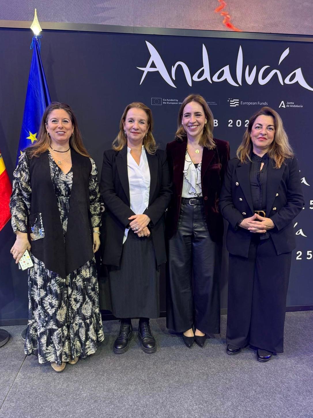 María Isabel Montaldo, del patronato Turismo de Diputación de Cádiz, junto a Miriam Carrión, directora del patronato, rodeando a Almudena Martínez, presidenta de Diputación de Cádiz, y Elisa del Valle, directora del área de planificación y estrategia de la Diputación de Cádiz.