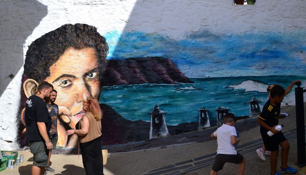 Plaza con pintura de Lorca.